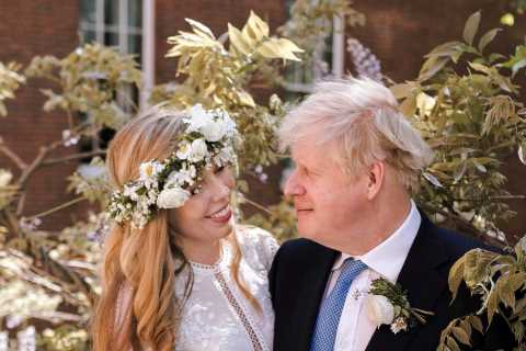 Boris and Carrie Johnson enjoy romantic first dance together to classic party song