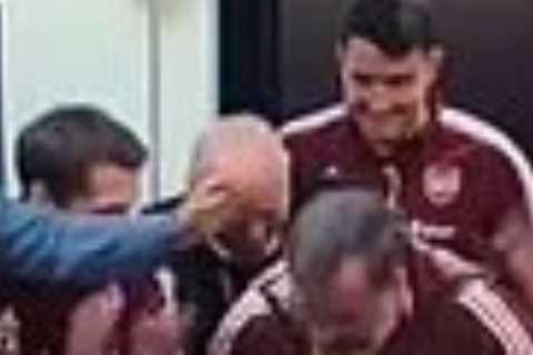 Arsenal fans all saying same thing after it’s revealed PHOTOGRAPHER did pre-match team talk before..