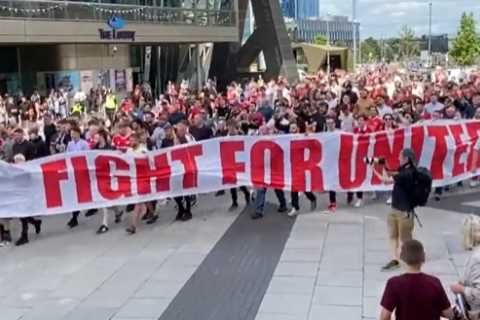 Hoard of fuming Man Utd protesters march on Old Trafford carrying flares and banners forcing club..