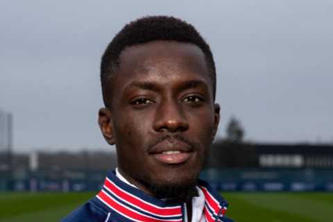 Idrissa Gueye snubbed a last-ditch hijack bid from Nottingham Forest to seal transfer return to..