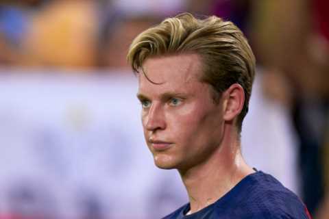 Man Utd refusing to give up on Frenkie de Jong transfer despite ace closing on Chelsea move after..