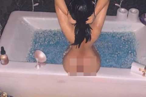 Kourtney Kardashian shocks fans as she strips NAKED &amp; shows off her bare butt for NSFW pic- but ..