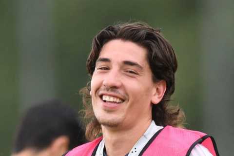 Hector Bellerin ‘offers himself to Barcelona on free transfer’ as right back negotiates Arsenal..