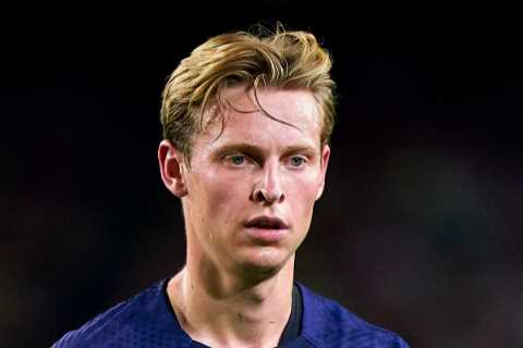 Man Utd to launch new Frenkie de Jong transfer ‘offensive’ this week as Chelsea pull out of race..