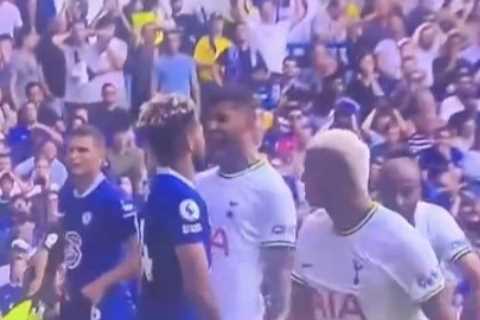 ‘He epitomises Conte’ – Watch Tottenham fan favourite Romero scream in James’ face after equaliser..