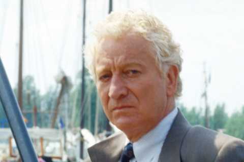 Who played the original Van der Valk?
