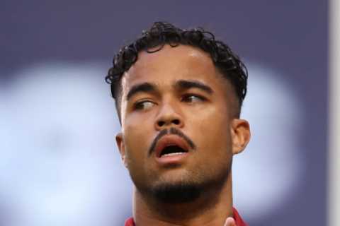 Fulham ‘agree personal terms with Roma striker Justin Kluivert’ but transfer fee talks still being..