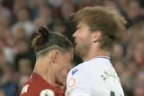 Luis Suarez gives advice to fellow Uruguayan Darwin Nunez after Liverpool star’s red card for..