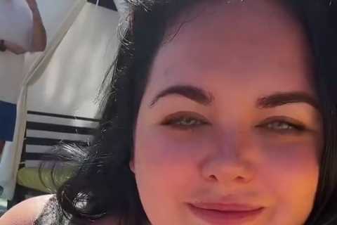 Scarlett Moffatt praised by fans as she ‘normalises her boob gap’ while wearing swimming costume on ..