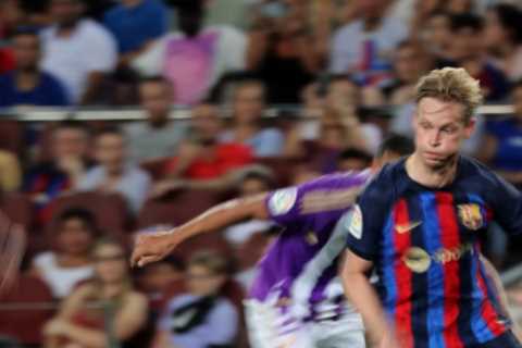 Man Utd and Chelsea transfer target Frenkie de Jong spotted at airport ‘flying to London’ amid..