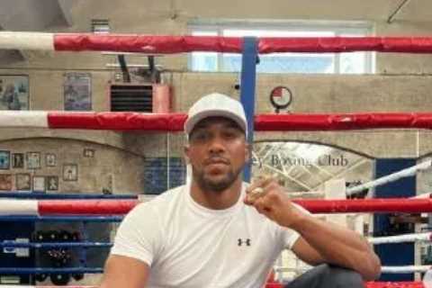 Anthony Joshua heads to old Finchley boxing gym as Oleksandr Usyk returns to war-torn Ukraine after ..