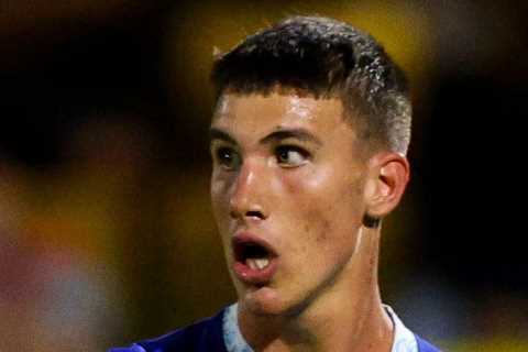 Chelsea’s new £12.6m transfer Cesare Casadei sent off on debut in Papa John’s Trophy defeat to..