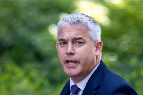 NHS pen-pushers cost taxpayer £2.8 BILLION a year that should be spent on treating patients, Health ..