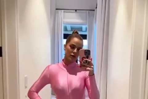 Khloe Kardashian’s thinner-than-ever frame pokes out of spandex pink bodysuit as fans fear she’s..