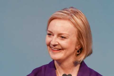 ‘Regal’ Liz Truss’ power pose shows she’s in control, says body language expert as new PM ‘channels ..