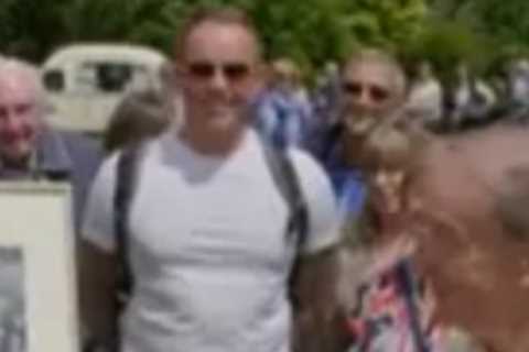 Football referee floored as rare Gazza photo gets huge valuation for a very lucky reason