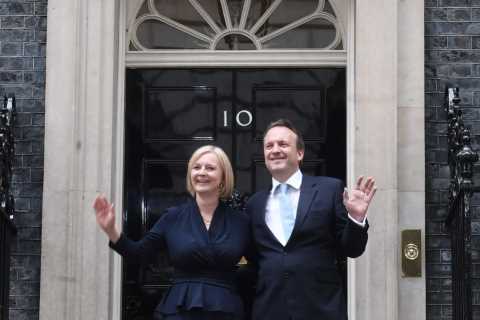 Liz Truss and husband’s body language laid bare as new Prime Minister poses on Downing Street..