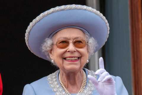 Prince William &amp; Charles rush to Balmoral to be by Queen’s side after palace reveal doctors are ..