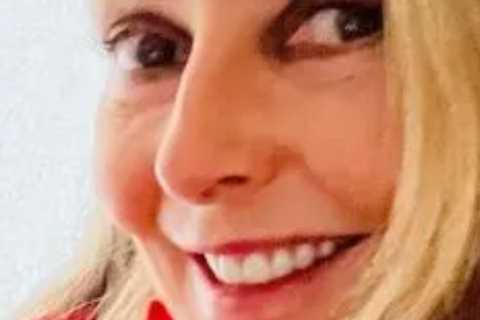 Carol Vorderman shows off incredible abs during yoga session in skintight gym kit