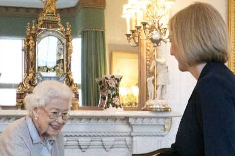 The Queen had 15 different Prime Ministers during her reign… but only one knew the secret way to..
