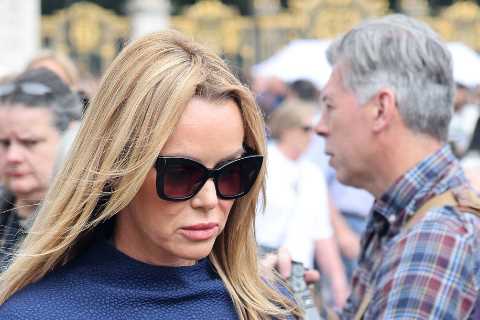 Amanda Holden pays her respects to the Queen at Buckingham Palace