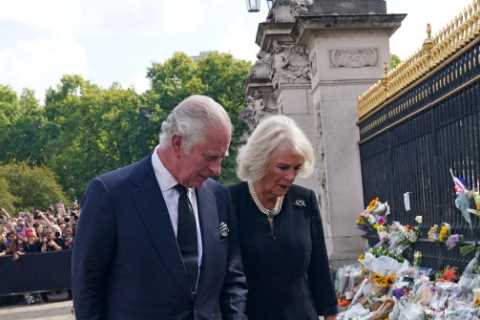 ‘Vulnerable’ King Charles ‘overwhelmed by grief’ as he looks at tributes to the Queen, body..