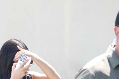 Kylie Jenner shows off post-baby stomach in crop top &amp; $1.2K Balenciaga pants during Kardashian ..