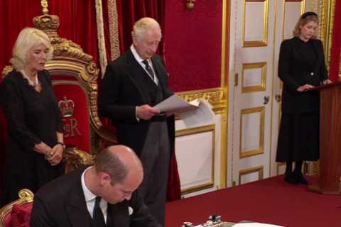 Is Prince William left-handed and what about other Royal Family members?