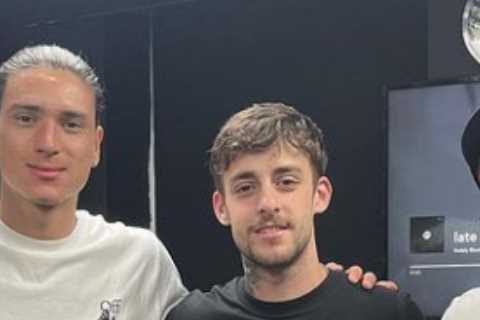 Ex-Man Utd star Jesse Lingard hangs out with Liverpool rival Darwin Nunez as they get tattoos