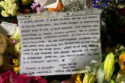 Sweet note to the Queen left by heartbroken royal fan leaves people in tears as they say it sums up ..