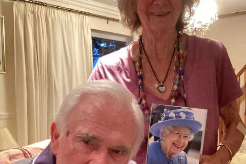 We broke down in tears after receiving a card from the Queen on the day she died