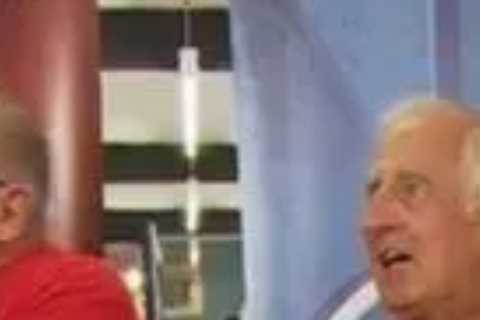 Bargain Hunt expert wide-eyed as contestant ‘strangles’ him after disastrous loss