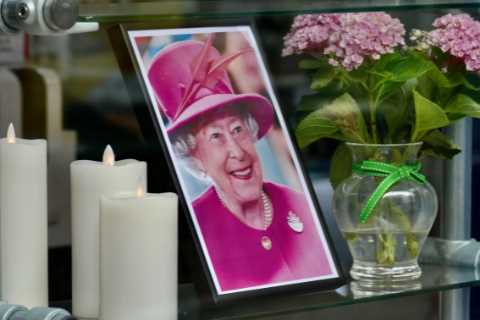 No10 reveals update on annual bank holiday for the Queen after thousands sign petition