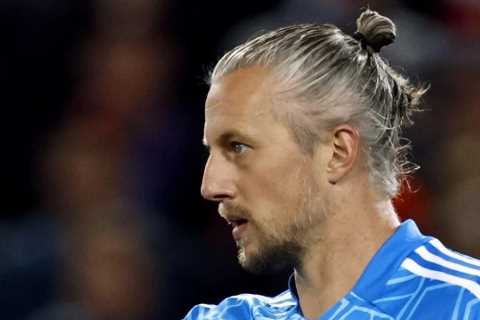 BT Sports commentator says what all fans are thinking about Ajax’s keeper as camera zooms in on him ..