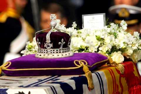 What is the Royal Standard flag and why is it draped over the Queen’s coffin?