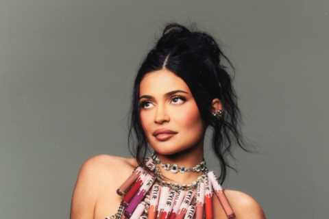 Kylie Jenner poses topless &amp; shows off her post-baby body just months after welcoming newborn..
