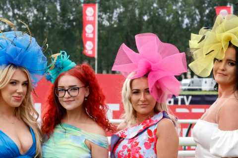 Glam racegoers flood into Ayr racecourse as punters make most of sunny weather with daring outfits