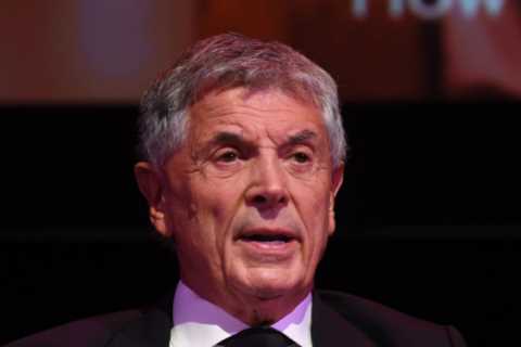 ‘If you’re listening, I’m sorry’ – Ex-Arsenal CEO David Dein APOLOGISES to Ashley Cole for not..