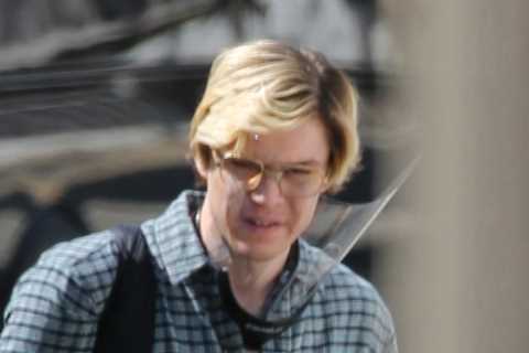 Who is in the cast of Monster: The Jeffrey Dahmer Story?