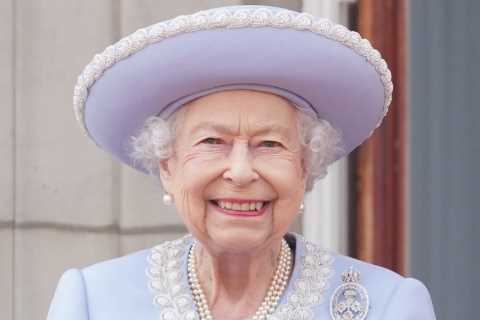 Why will the Royal Navy start to haul the Queen’s coffin at 10:44am?