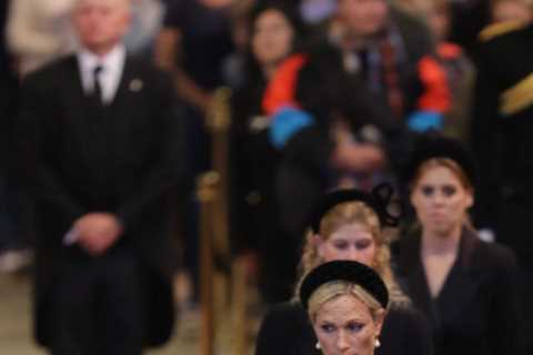 Royal fans are convinced Zara Tindall ‘lost her shoe’ during the Queen’s vigil &amp; are all saying ..