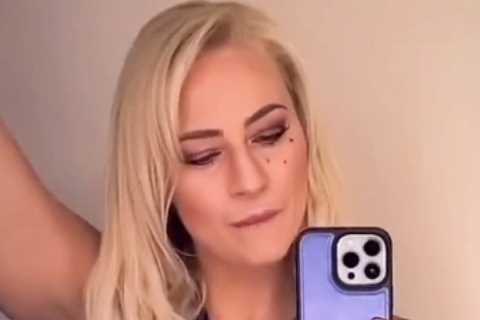 Ebanie Bridges wows fans as she wears tiny lace-up corset for bathroom selfie ahead of Canelo vs..