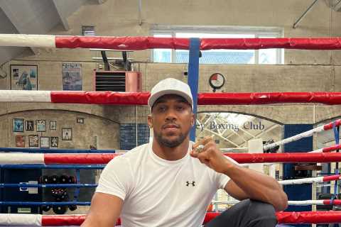 Anthony Joshua warned he must sign Tyson Fury contract by next week or miss shock chance at world..