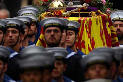 What is written on the note on the Queen’s coffin?