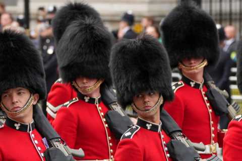 What is the camp colour of the Queen’s Company, 1st Battalion Grenadier Guards?
