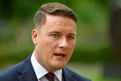 Labour promise to bring back the family doctor by providing cash incentives to GPs