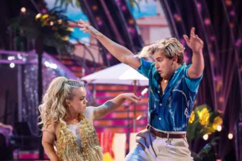 Strictly’s Ellie Simmonds wows viewers and has crowd on their feet with incredible routine