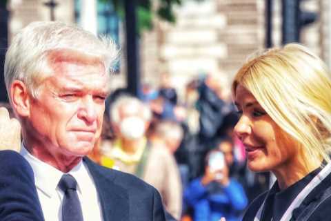 Holly and Phil ‘ushered disabled woman away to dodge Queen queue’ after ‘being left OFF official..