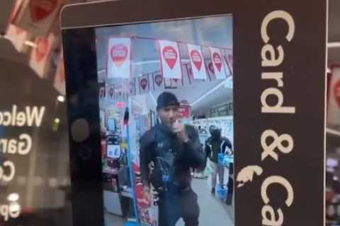 Watch Anthony Joshua shadow box in Co-op as he watches himself on camera… while customer patiently..
