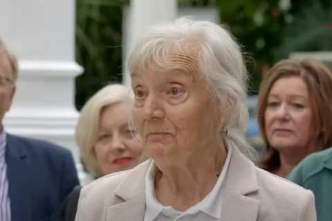 Antiques Roadshow guest open-mouthed as she learns very lucky truth behind her painting
